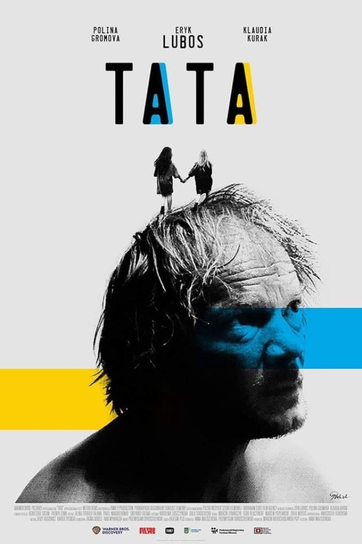 Das Filmplakat für „Tata“ zeigt ein Porträt von Eryk Lubos mit zwei kleinen Mädchen auf seinem Kopf.