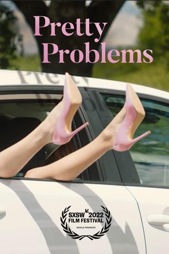 Das Filmplakat für „Pretty Problems“ zeigt Beine mit rosa High Heels, die aus einem Autofenster ragen.