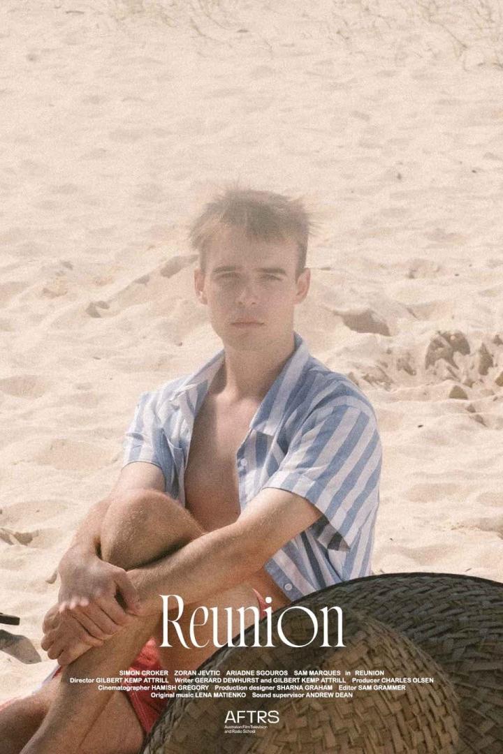 Ein junger Mann sitzt am Strand, im Hintergrund der Filmtitel „Reunion“.