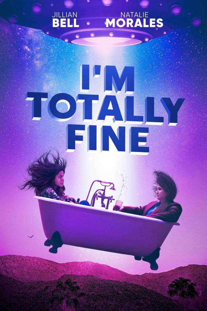 Das Filmplakat für „I'm Totally Fine“ zeigt Jillian Bell und Natalie Morales in einer Badewanne, die über einer Wüstenlandschaft schwebt.