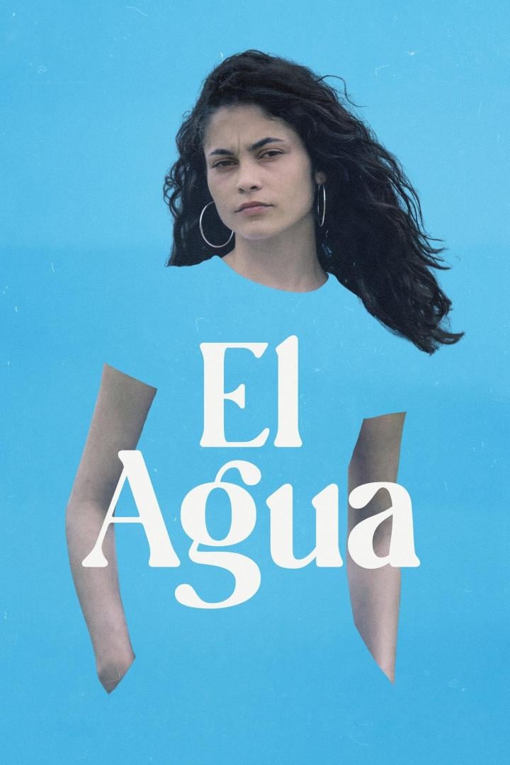 Das Filmplakat für „El Agua“ zeigt eine Frau vor einem hellblauen Hintergrund.