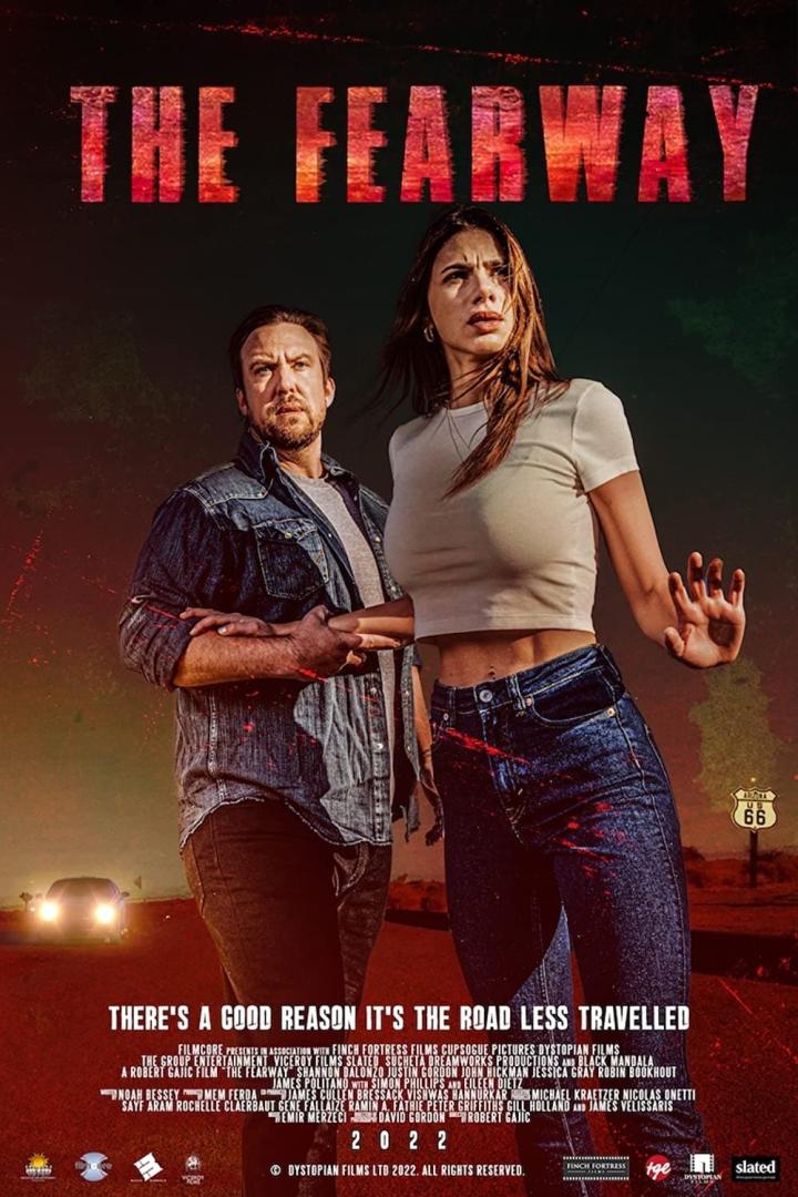 Das Filmplakat für „The Fearway“ zeigt ein Paar an der Route 66, mit einem bedrohlichen Auto im Hintergrund.