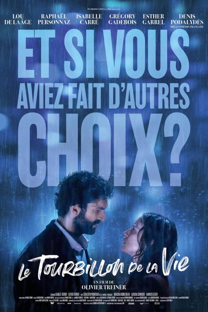 Das Filmplakat für „Le Tourbillon de la Vie“ zeigt zwei sich anblickende Personen im Regen.