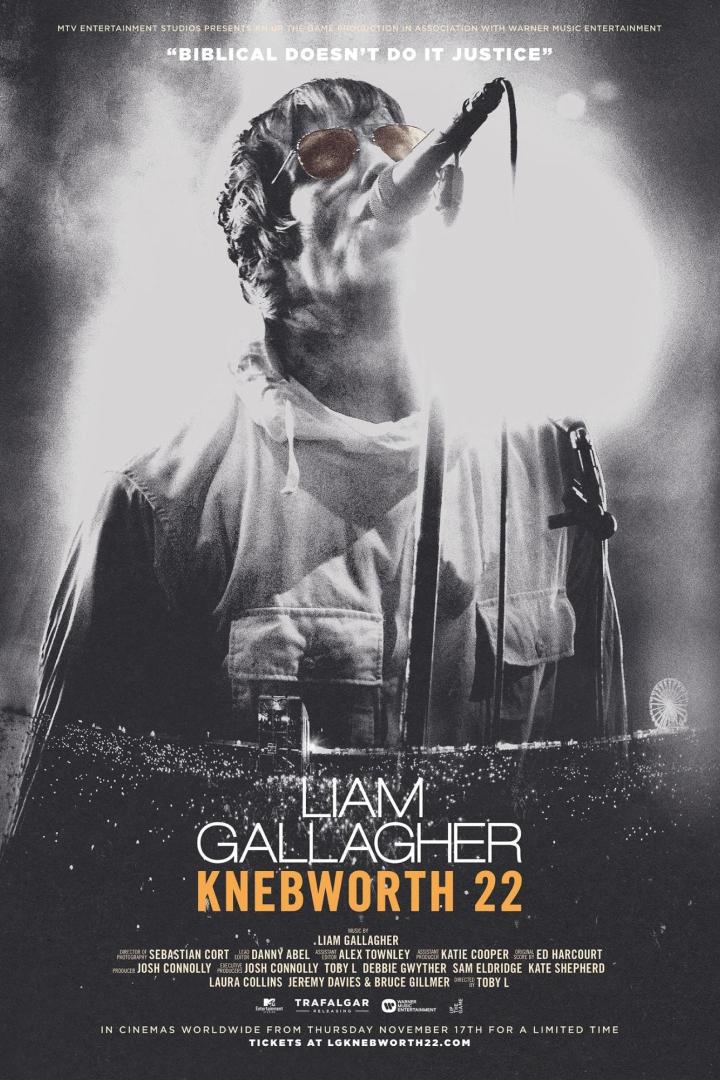 Schwarzweiß-Poster für „Liam Gallagher: Knebworth 22“ mit einer Aufnahme des Sängers auf der Bühne.
