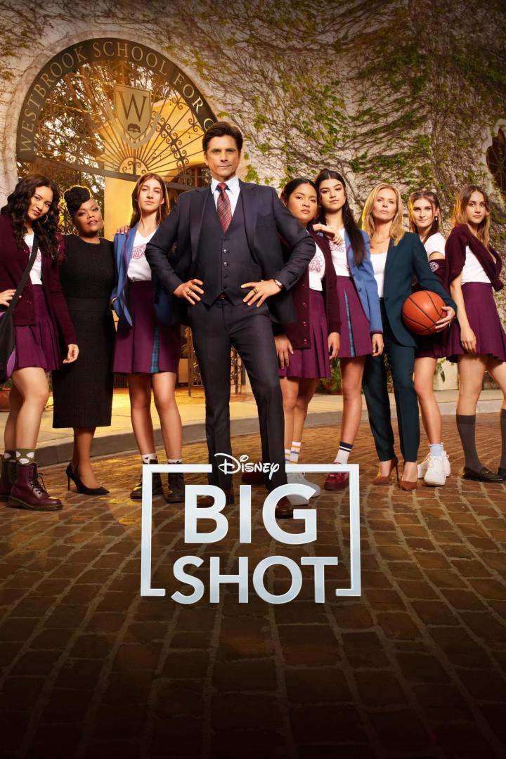 John Stamos und eine Gruppe von Highschool-Basketballspielerinnen stehen vor der Westbrook School in „Big Shot“.