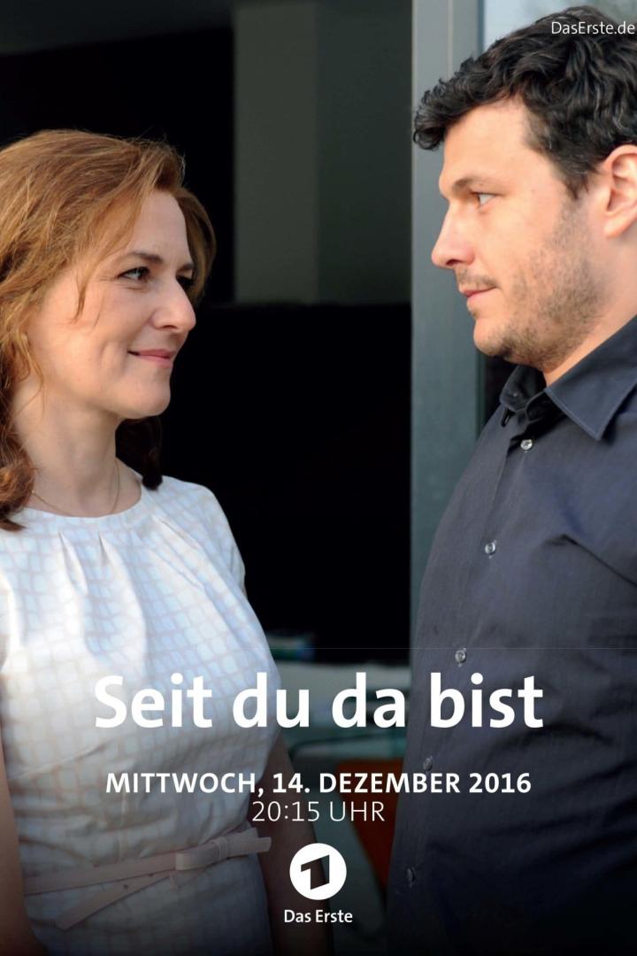 Eine Frau und ein Mann stehen einander gegenüber.