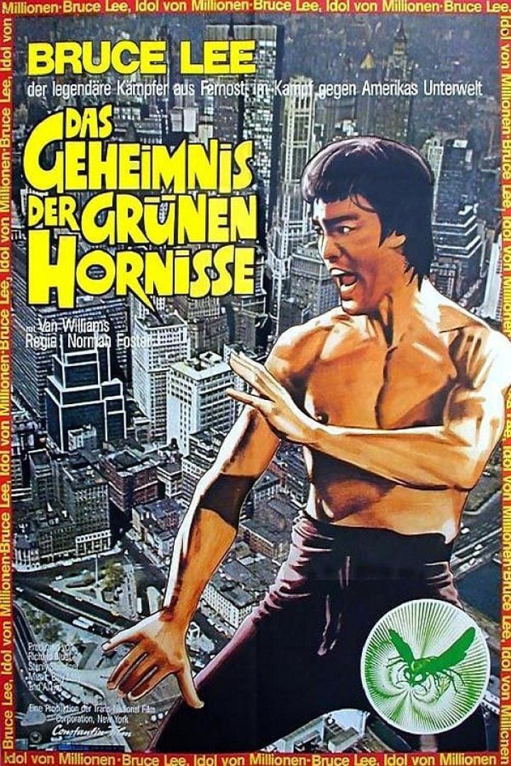 Das Filmplakat für „Das Geheimnis der Grünen Hornisse“ mit Bruce Lee vor einer Stadtkulisse.