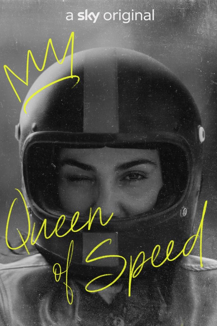 Das Filmplakat für „Queen of Speed“ zeigt eine Frau mit Motorradhelm, die zwinkert.