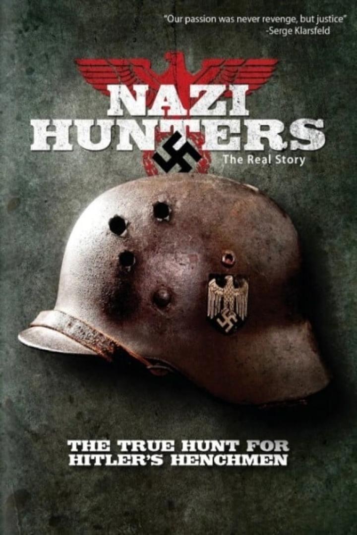 Das Cover von „Nazi Hunters: The Real Story“ zeigt einen deutschen Helm aus dem Zweiten Weltkrieg mit Einschusslöchern.