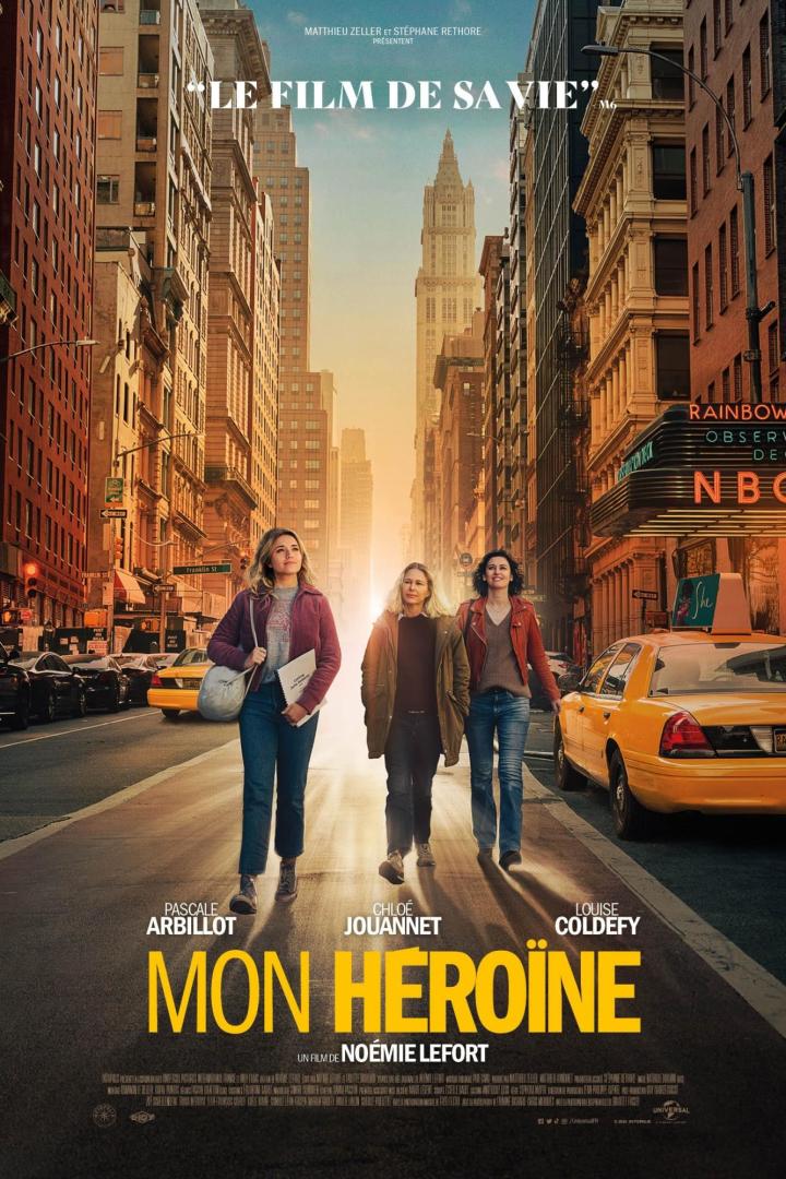 Das Filmplakat für „Mon héroïne“ zeigt drei Frauen, die in einer sonnigen Straße in New York laufen.