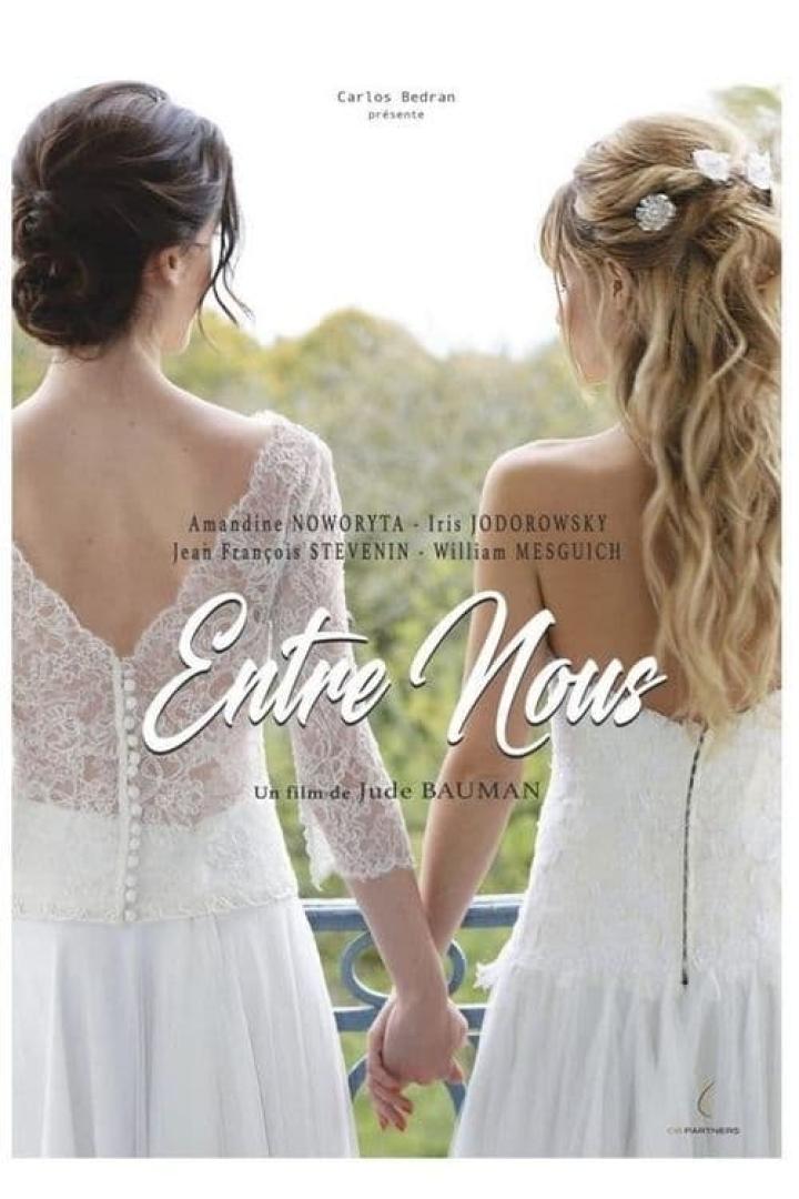 Das Filmplakat für „Entre Nous“ zeigt zwei Frauen in Hochzeitskleidern, die Händchen halten.