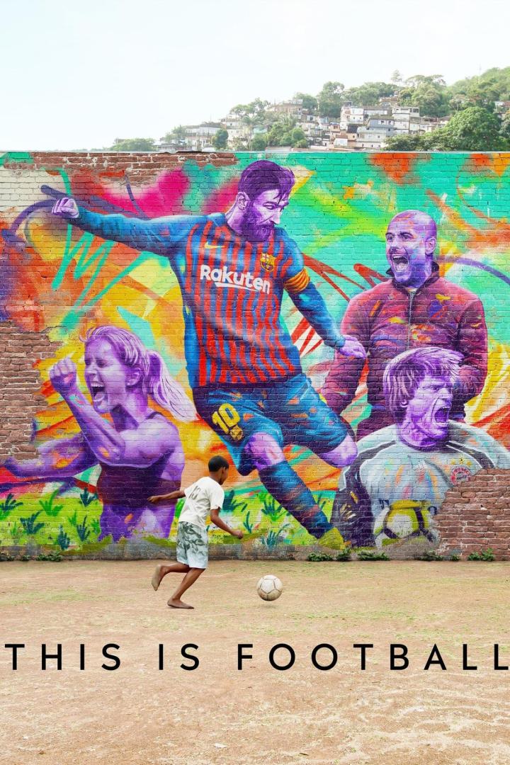 Ein Junge spielt Fußball vor einem Graffiti mit Fußballmotiven, darunter Lionel Messi.