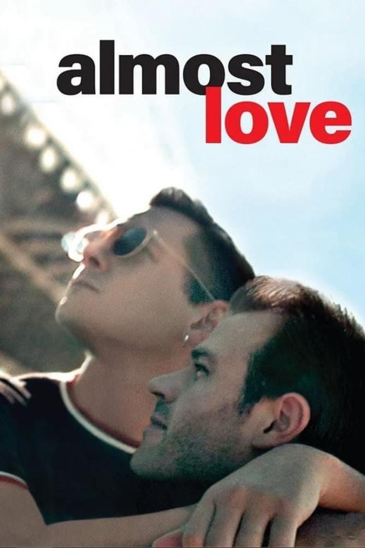 Das Filmplakat für „Almost Love“ zeigt zwei Männer, die in den Himmel schauen.