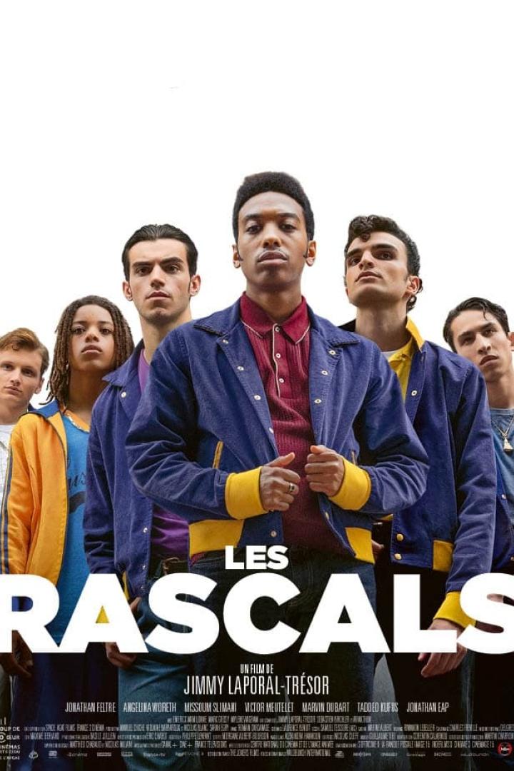 Das Filmplakat für „Les Rascals“ zeigt eine Gruppe junger Männer in blauen Collegejacken.