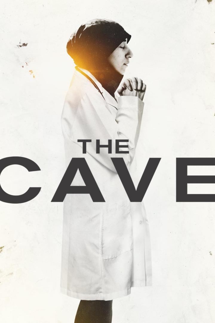 Das Filmplakat für „The Cave“ zeigt eine Ärztin im Profil, die einen Hidschab und einen weißen Kittel trägt.