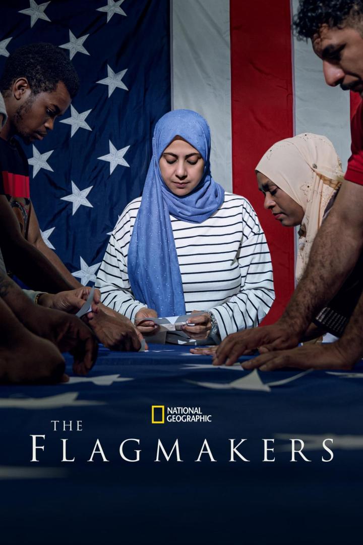 Mehrere Personen arbeiten an einer US-Flagge, wie im Film „The Flagmakers“ von National Geographic dargestellt.