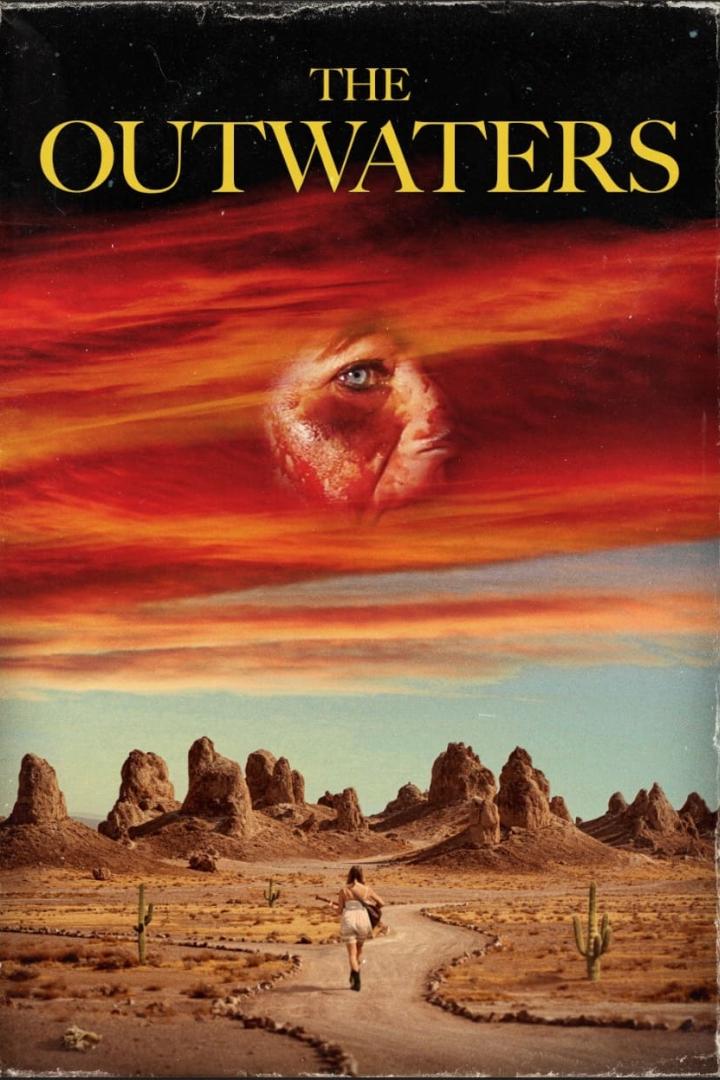 Das Cover des Films „The Outwaters“ zeigt eine Frau, die in einer Wüstenlandschaft läuft, über der ein Gesicht im Himmel erscheint.