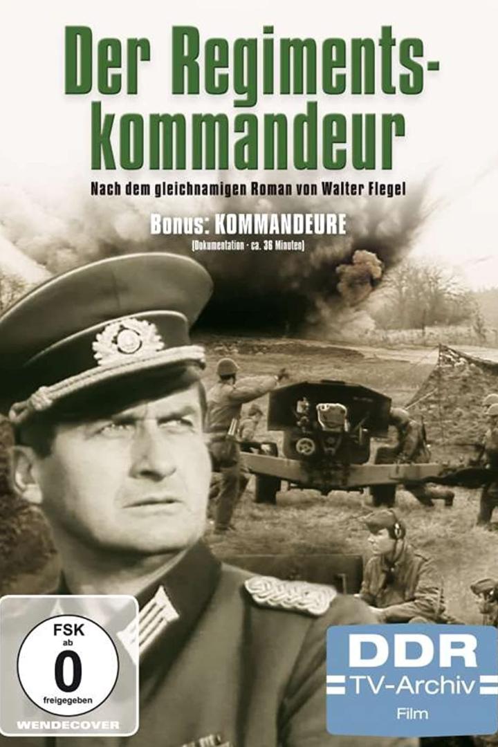Das Filmplakat für „Der Regimentskommandeur“ zeigt einen Offizier vor einer Kriegsszene.