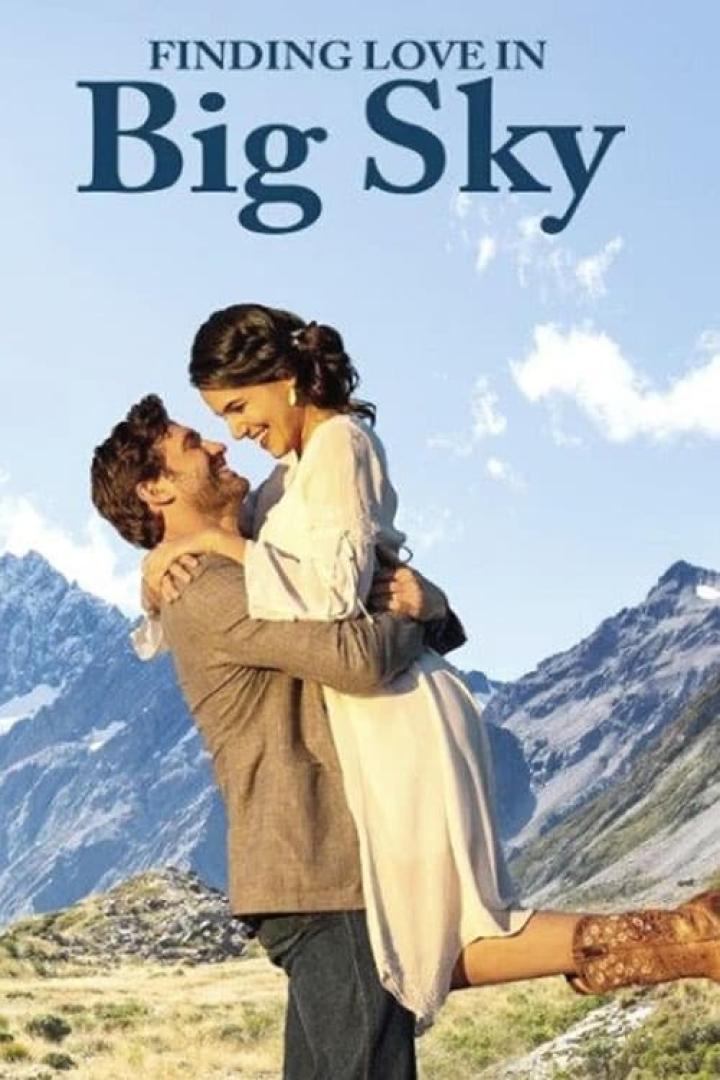 Ein Mann hält eine Frau vor einer Bergkulisse im Arm, Titel des Films ist „Finding Love in Big Sky“.