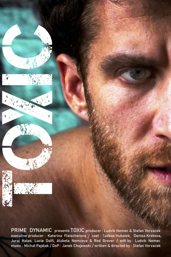 Das Filmplakat für „Toxic“ zeigt das Gesicht eines Mannes im Halbschatten.