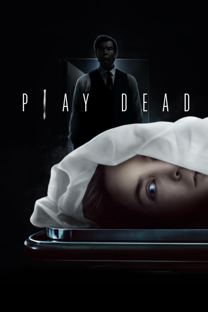 Das Filmplakat für „Play Dead“ zeigt eine Frau auf einem Obduktionstisch und einen Mann im Hintergrund.