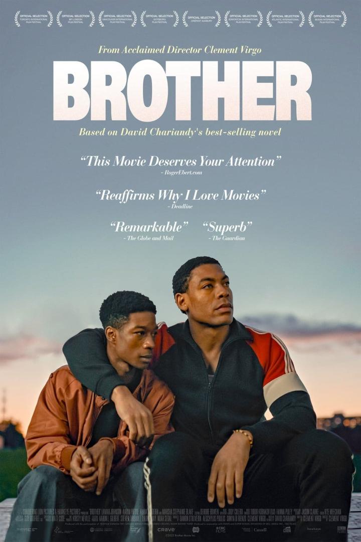 Das Filmplakat für „Brother“ zeigt zwei junge schwarze Männer, die eng beieinander sitzen.