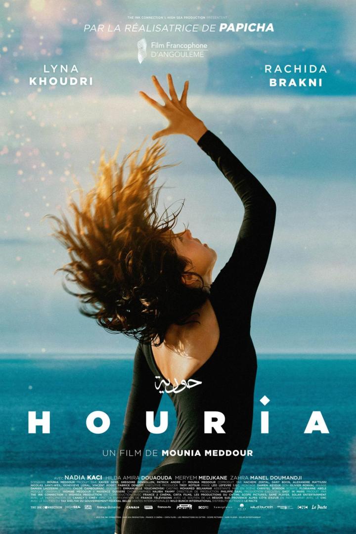 Das Filmplakat für „Houria“ zeigt eine Frau, die ihre Arme hebt und ihr Haar wirbeln lässt.