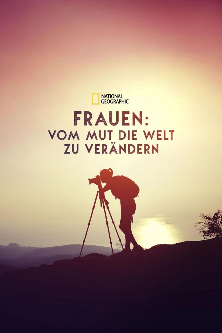 Eine Fotografin macht bei Sonnenaufgang Aufnahmen mit einem Stativ.