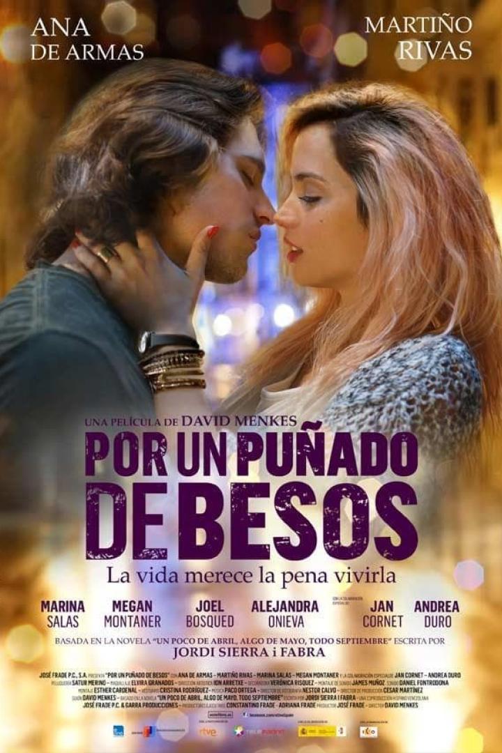 Das Filmplakat für „Por un puñado de besos“ mit Ana de Armas und Martiño Rivas kurz vor einem Kuss.
