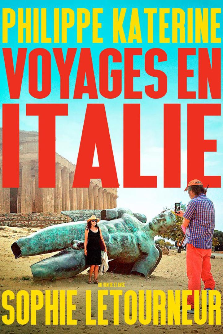 Das Filmplakat für „Voyages en Italie“ mit Philippe Katerine und Sophie Letourneur vor einer antiken Statue.