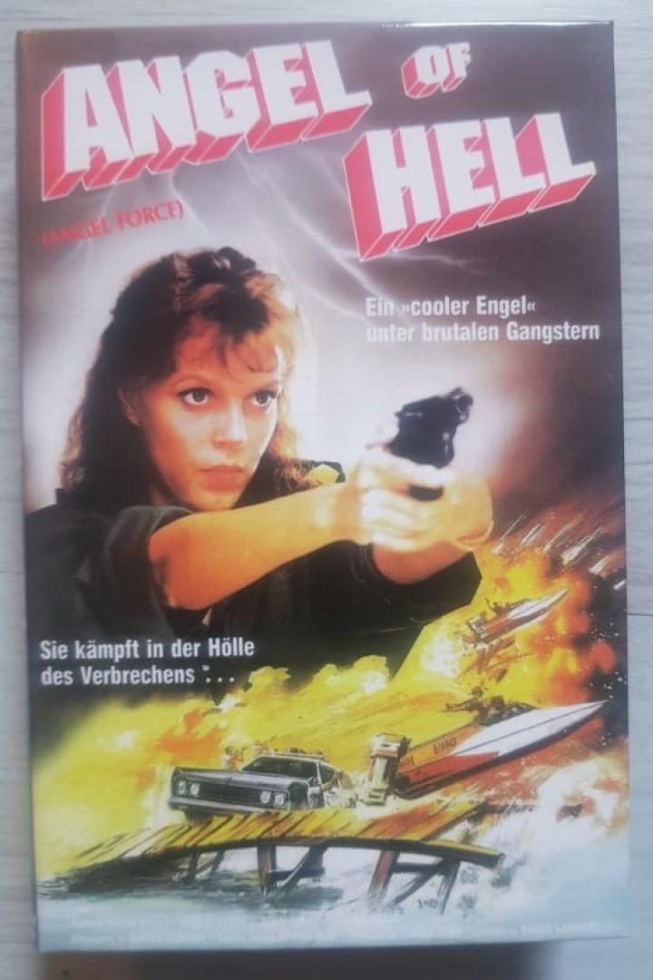 Das Cover des Films „Angel of Hell“ zeigt eine Frau mit einer Waffe vor einer explosiven Szene.