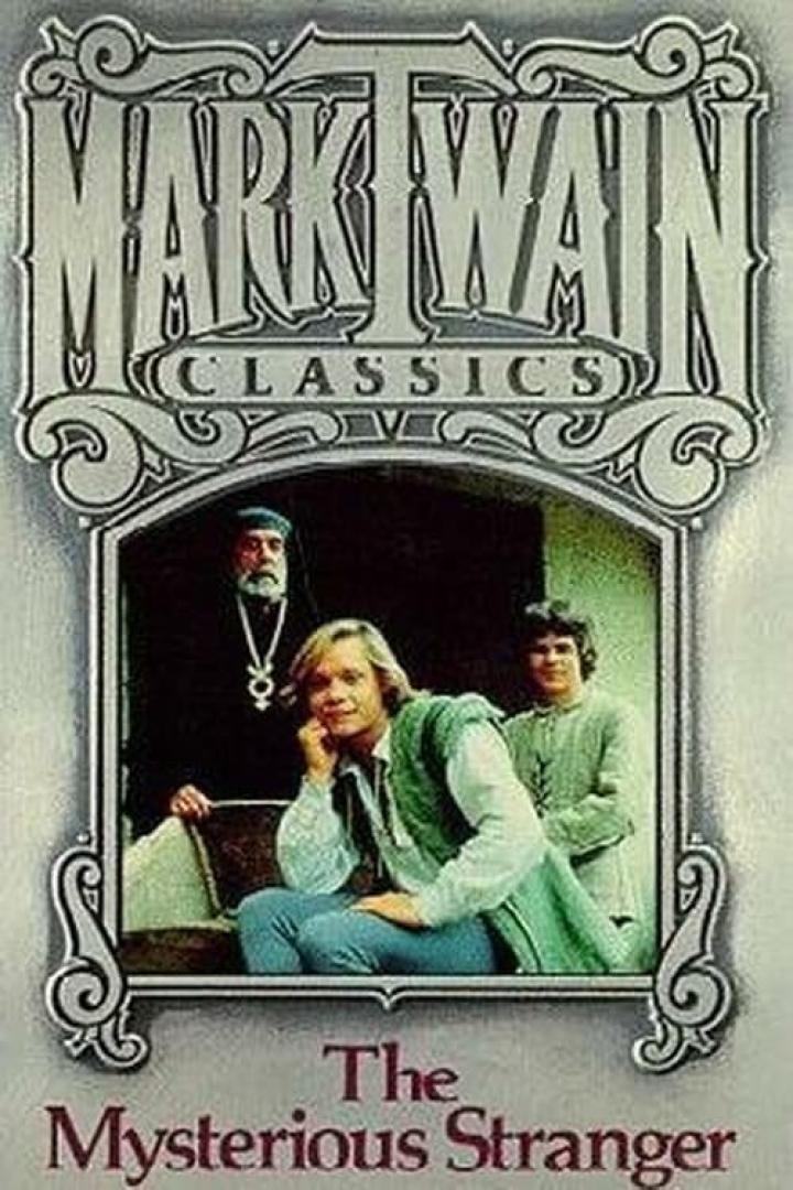 Das Cover von Mark Twains „Der geheimnisvolle Fremde“ zeigt drei Personen in historischer Kleidung.