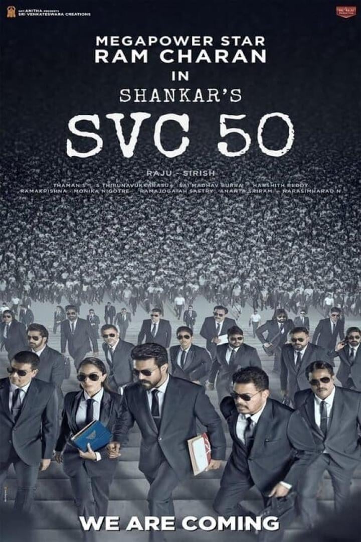 Das Filmplakat für „SVC 50“ mit Ram Charan und einer Menschenmenge in Anzügen.