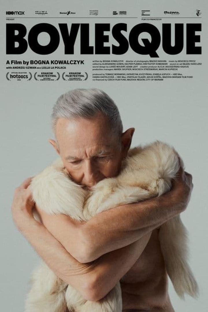 Das Filmplakat für „Boylesque“ zeigt einen Mann, der sich in einen weißen Pelzmantel hüllt.