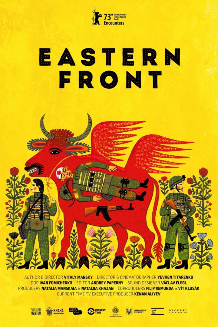 Das Filmplakat für „Eastern Front“ zeigt stilisierte Soldaten und einen geflügelten roten Ochsen.