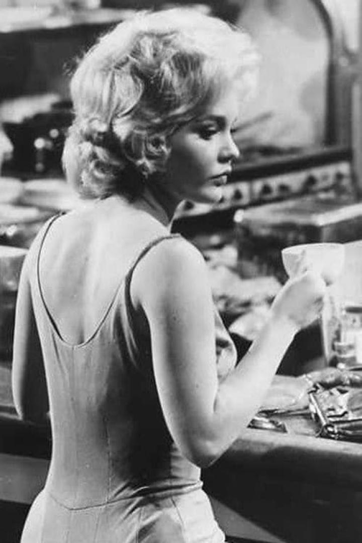Kim Novak hält in einer Szene aus dem Film „Vertigo – Aus dem Reich der Toten“ eine Tasse.