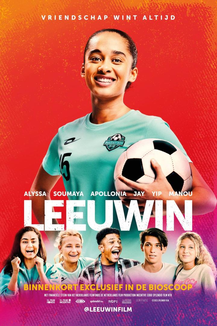Das Filmplakat für „Leeuwin“ zeigt eine junge Fußballspielerin mit einem Ball in der Hand.