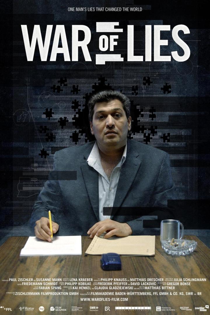 Das Filmplakat für „War of Lies“ zeigt einen Mann, der an einem Tisch sitzt und schreibt.