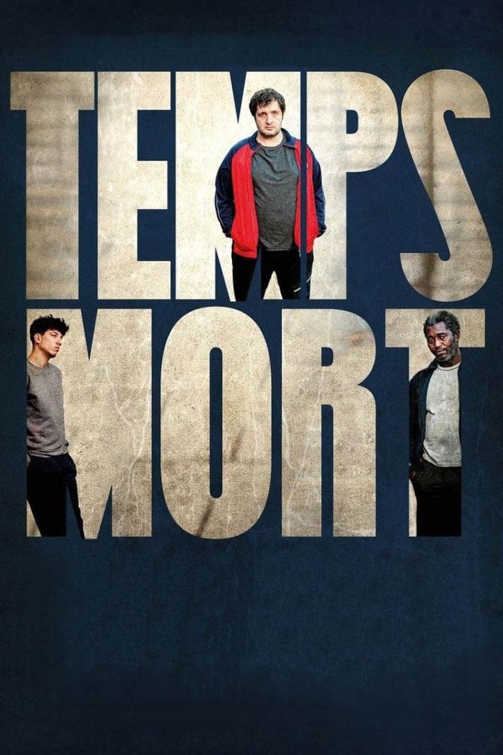 Das Filmplakat für „Temps Mort“ zeigt drei Männer, die hinter dem Titel stehen.