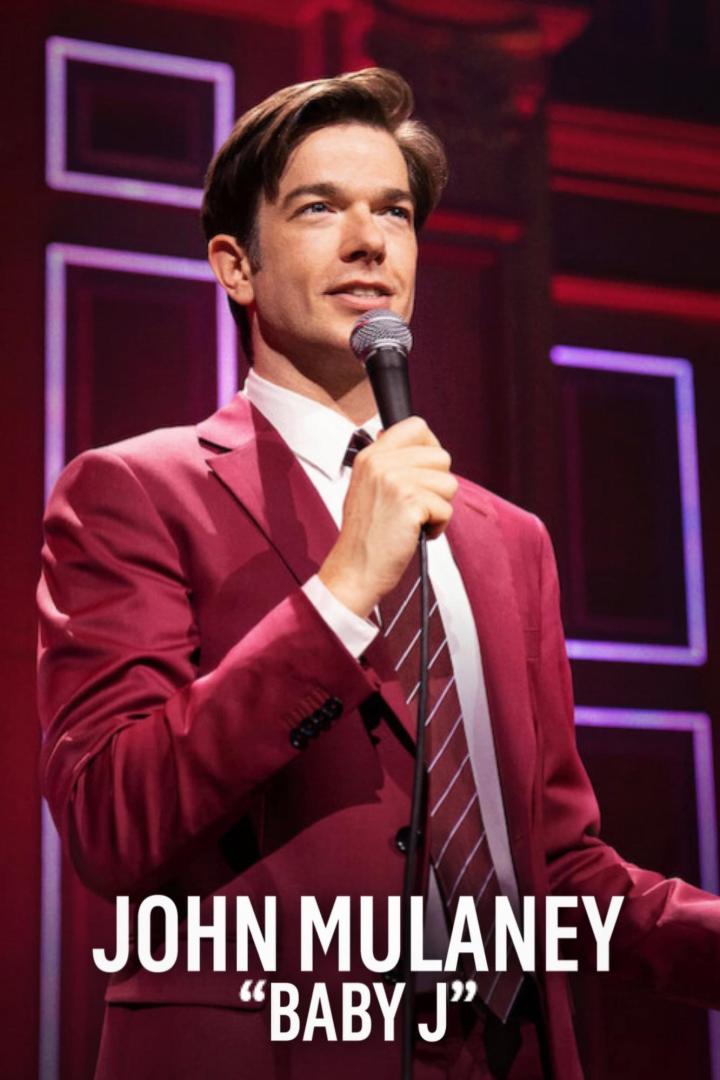 John Mulaney steht mit einem Mikrofon auf der Bühne für „Baby J“.
