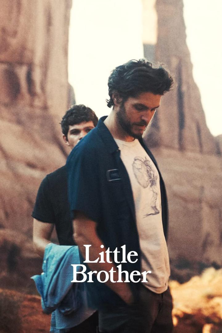 Zwei Männer stehen vor einer Felsformation, im Vordergrund der Schriftzug „Little Brother“.