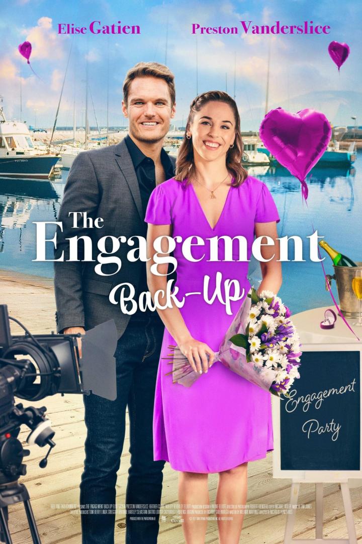Elise Gatien und Preston Vanderslice auf dem Filmplakat für „The Engagement Back-Up“ vor einer Küstenkulisse.