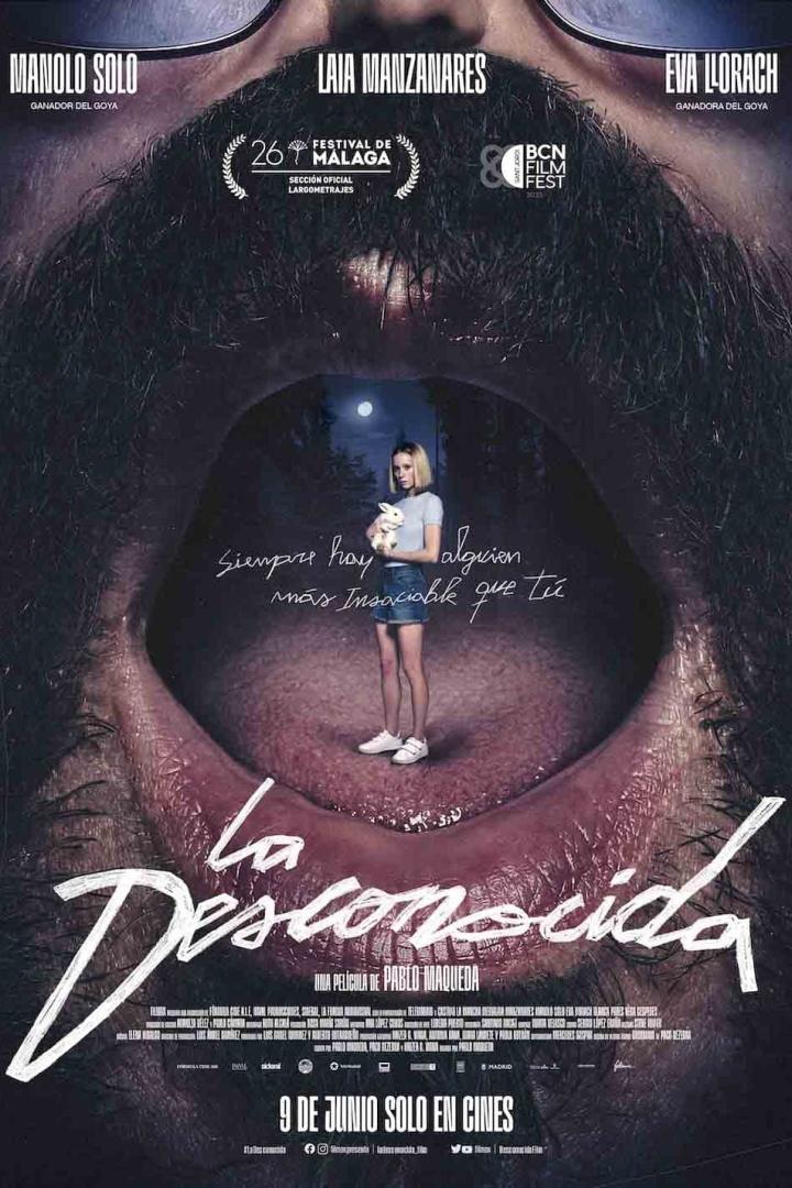 Das Filmplakat zu „La Desconocida“ zeigt eine junge Frau mit einem Kaninchen im Rachen eines Mannes.