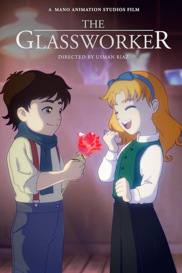 Ein Junge überreicht einem Mädchen eine rote Rose vor dem Hintergrund des Filmtitels „The Glassworker“.