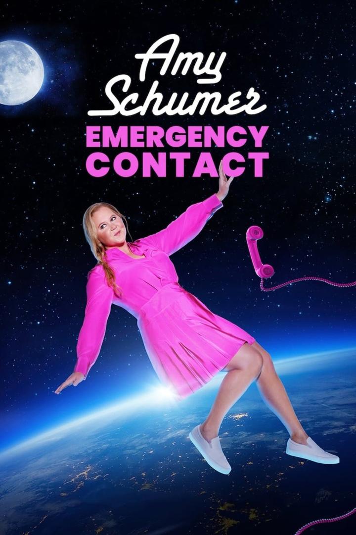 Amy Schumer schwebt im pinkfarbenen Kleid über der Erde, ein pinkes Telefon in der Hand.