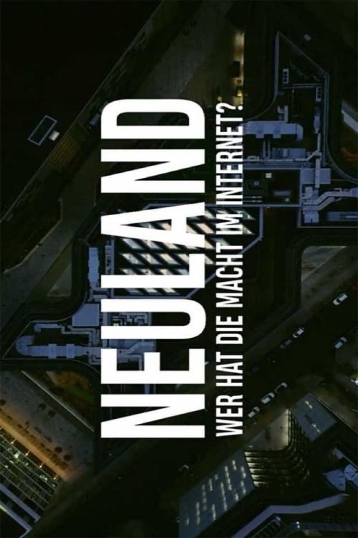 Luftaufnahme einer Stadt bei Nacht mit dem Text „Neuland. Wer hat die Macht im Internet?“.