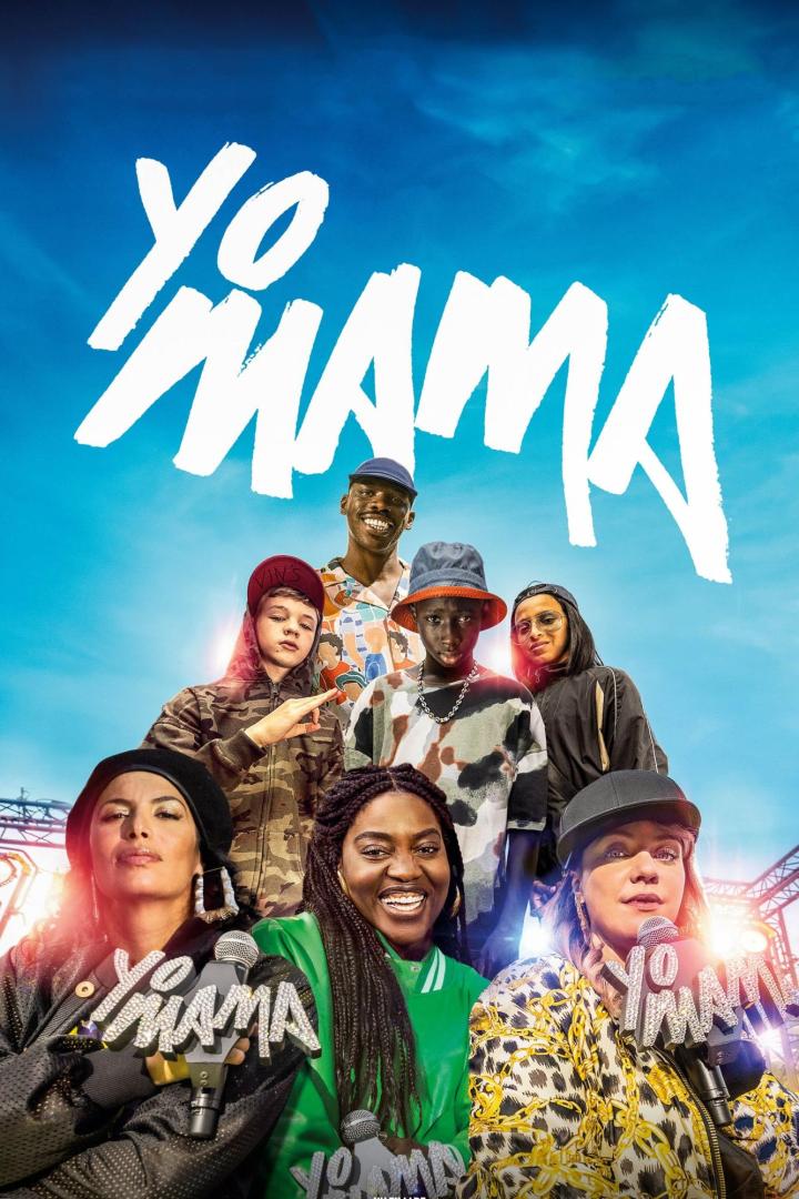 Das Filmplakat zu „Yo Mama“ zeigt eine Gruppe von Comedians vor blauem Himmel.