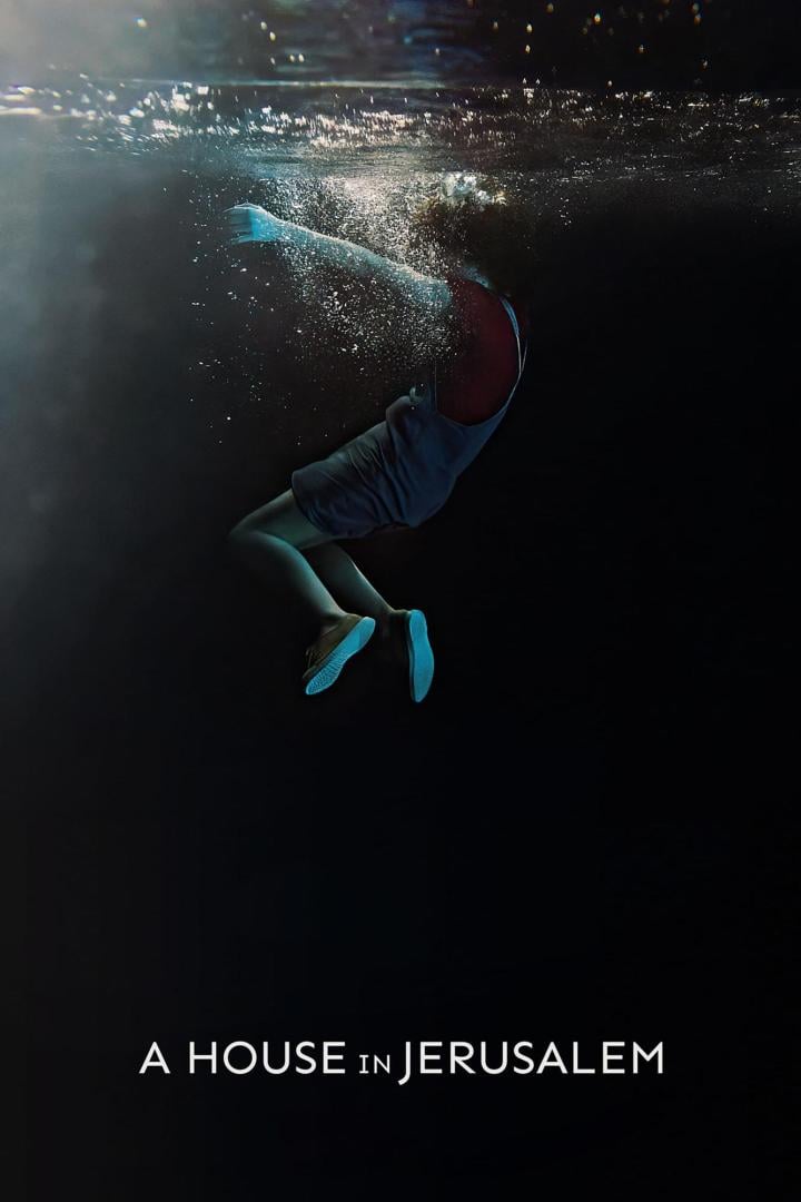 Eine Frau treibt unter Wasser; Filmposter für „A House in Jerusalem“.