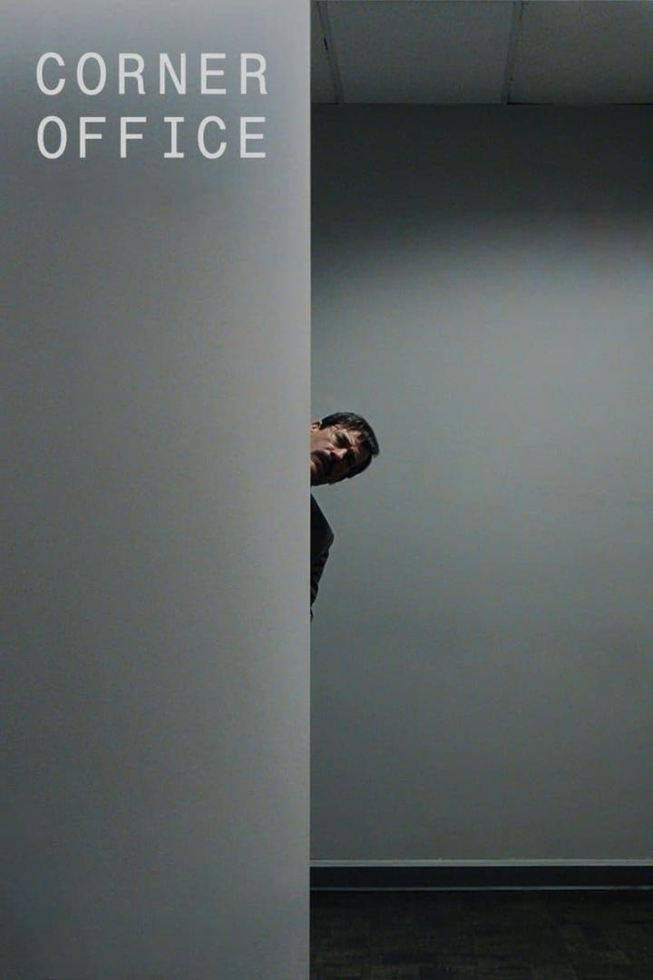 Ein Mann späht um die Ecke eines Büros mit der Aufschrift „Corner Office“.