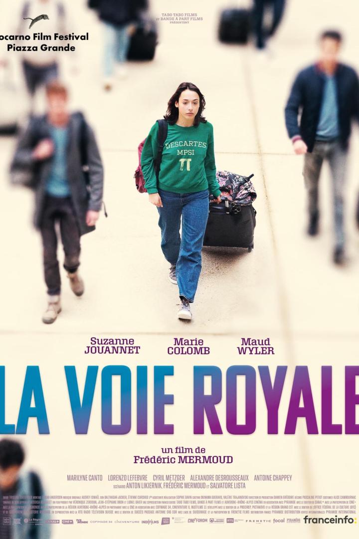 Das Filmplakat für „La Voie Royale“ zeigt Marie Colomb mit Gepäck vor einer Menschenmenge.